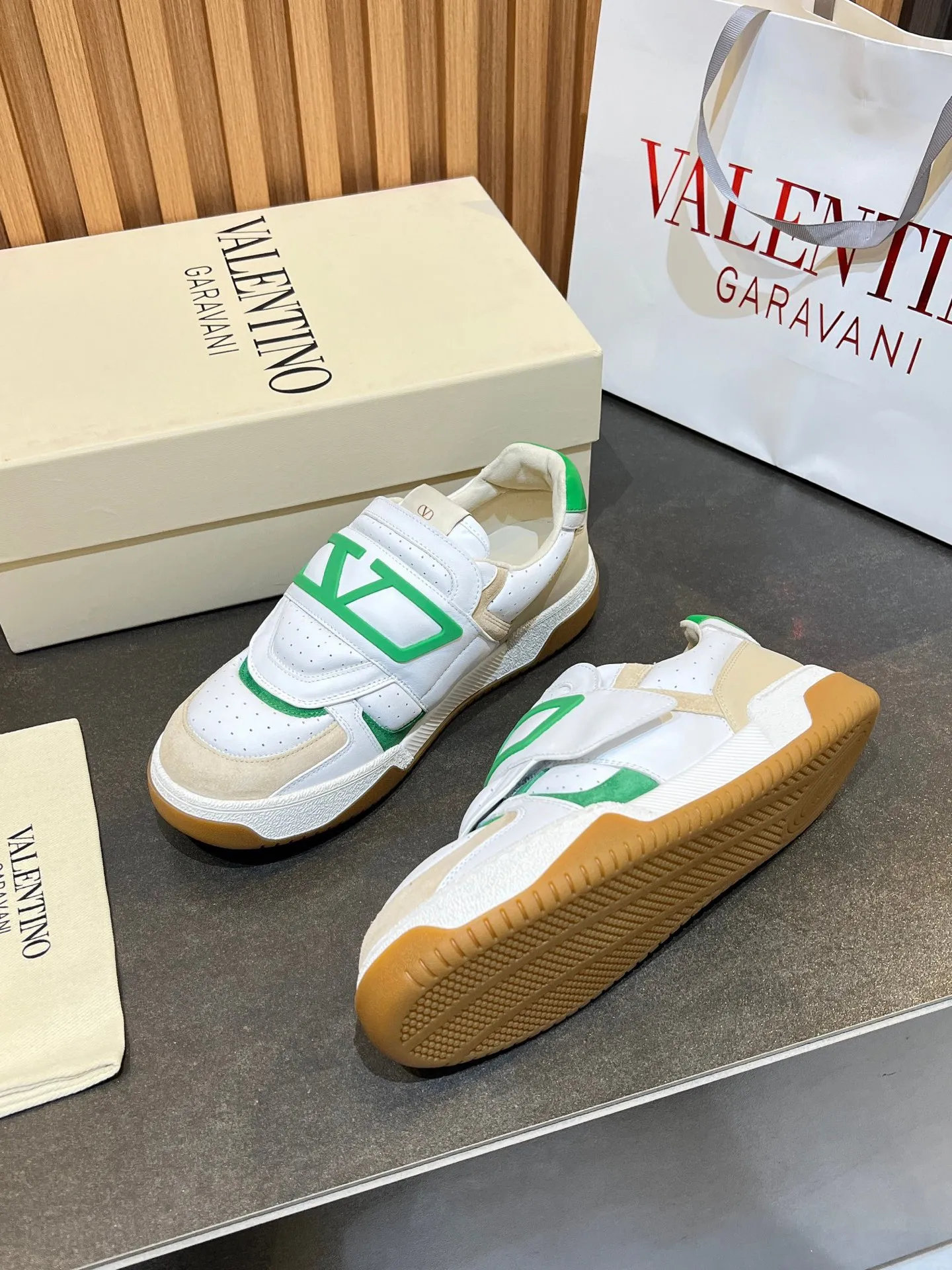 Men's men's shoes 💰760 VLTN Valentin 𝑶𝒏𝒆𝑺𝒕𝒖𝒅 Couple's sneaker series Valentino 2025 new couple's sneakers are on sale. The original ZP purchased and disassembled. Repeated pattern making and modification. The strength must be restored one to one! Top luxury masterpiece Velcro design Soft and comfortable imported calfskin 🧧brings excellent and elegant texture and excellent on-foot comfort Top purchasing version upper: imported calfskin surface/original oil edge craftsmanship Inner: water-dyed cowhide lining Outsole: original development 𝐓𝐏𝐔 two-color combination outsole Packaging: original configuration complete package Code number: 35-46 (45 46 customized)